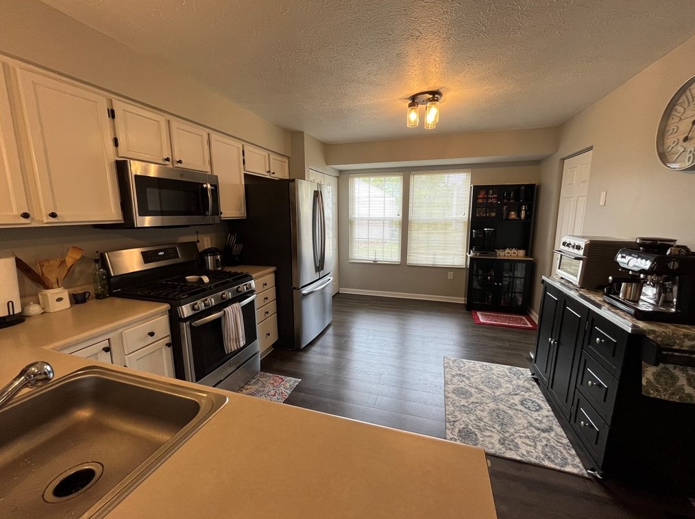 219 Manor View Dr, Manor, PA 15665
