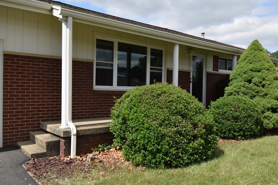160 Sylvia Dr, Beaver Falls, PA 15010