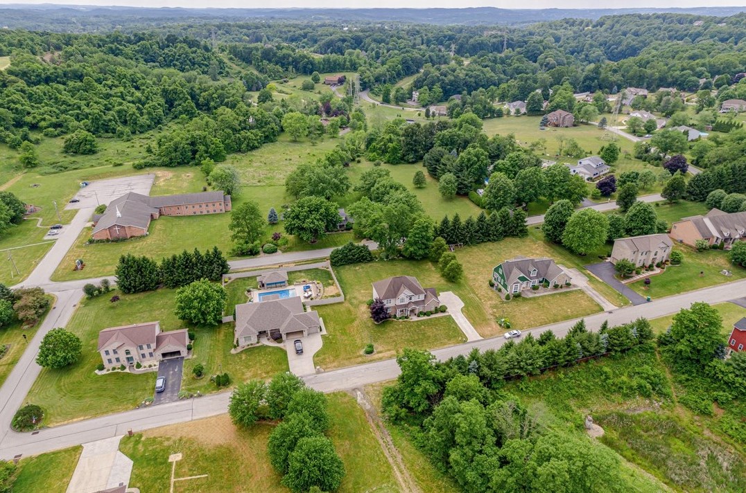 1135 Chaucer Dr, Greensburg, PA 15601