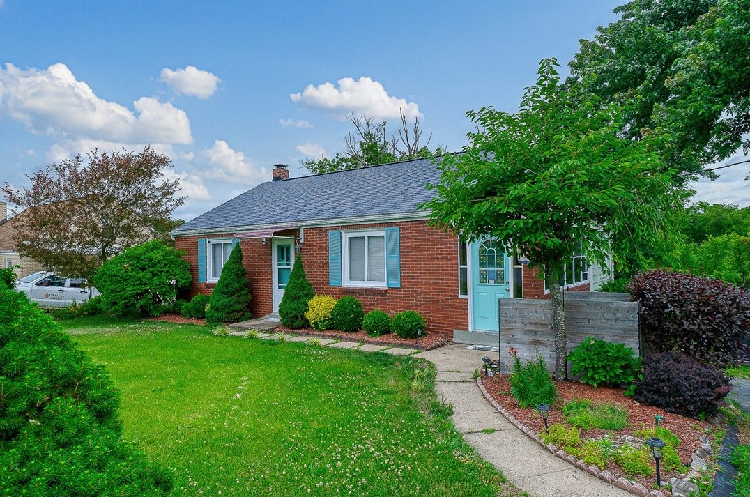 219 Mcmichael Rd, Collier Township, PA 15106