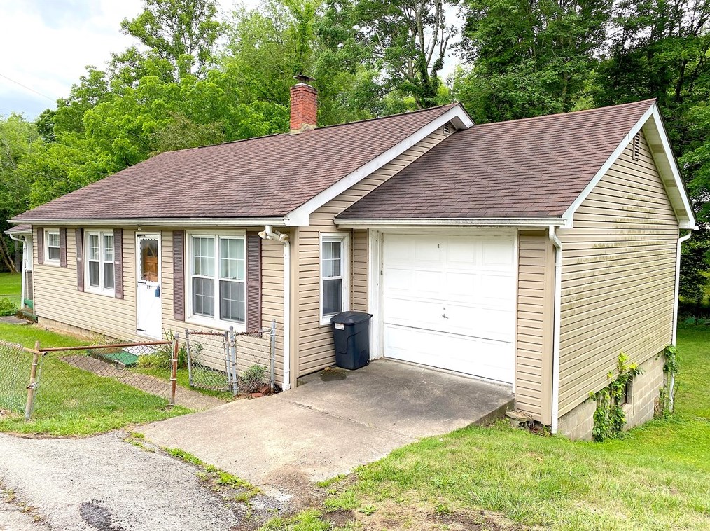 250 Spring Valley Rd, Jeannette, PA 15644