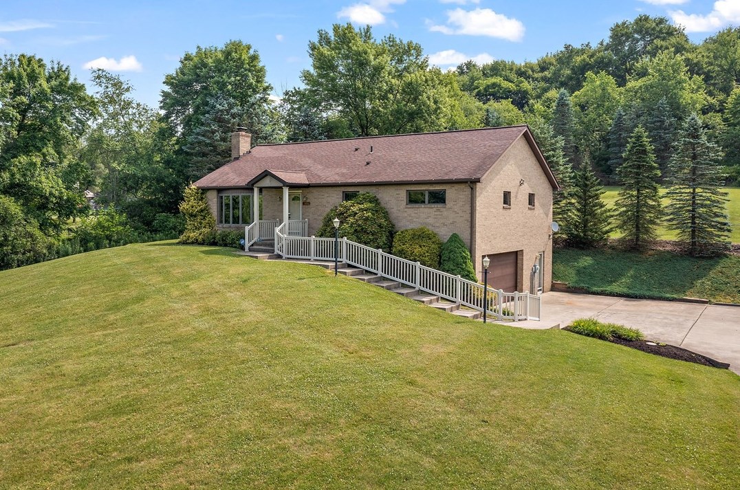 305 Browns Hill Rd, Valencia, PA 16059