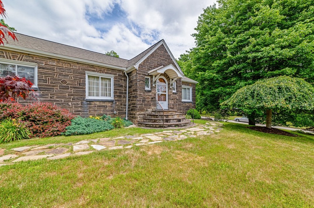 1201 Arch St, Jeannette, PA 15644