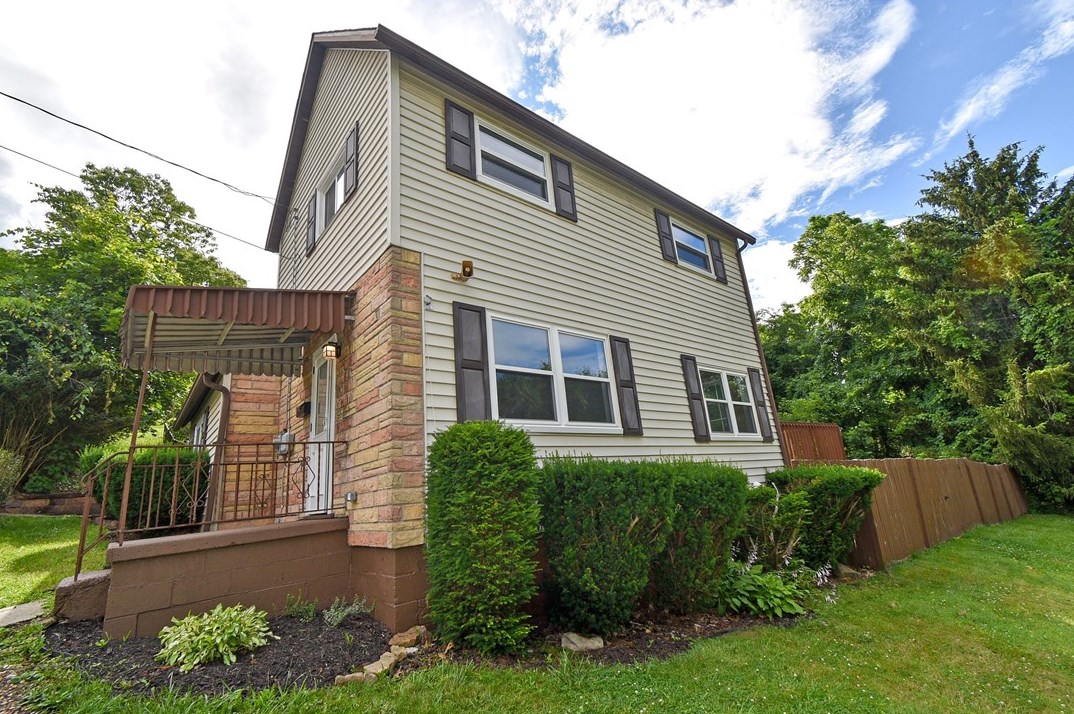 305 Brookside Ave, Washington, PA 15301-5561