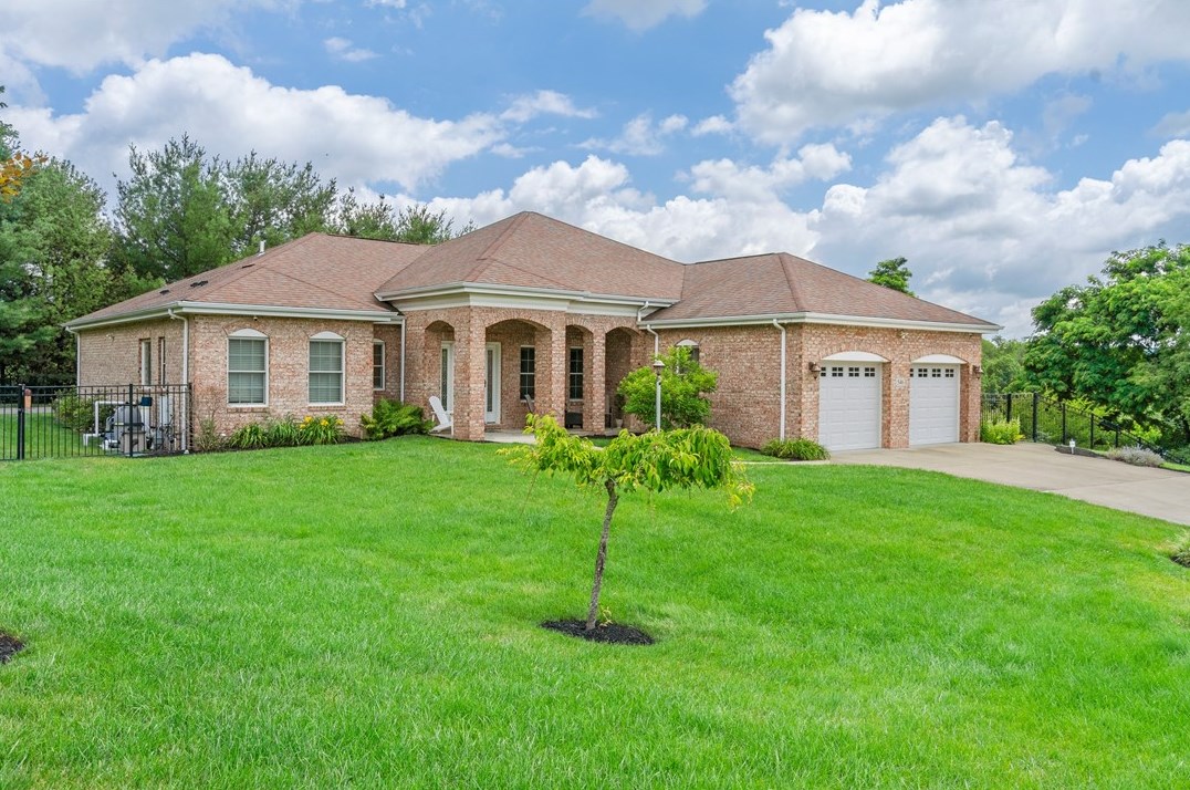 546 Birch Dr, Houston, PA 15342-1274