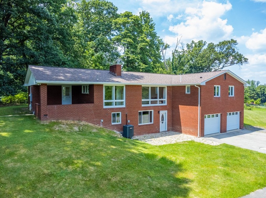 114 Lauffer Ln, North Huntingdon, PA 15642-8840
