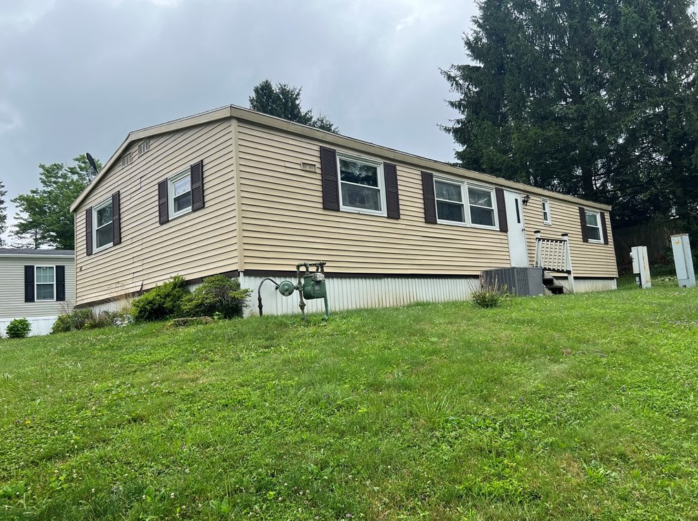 400 Hammersmith Dr, Indiana, PA 15701-9728