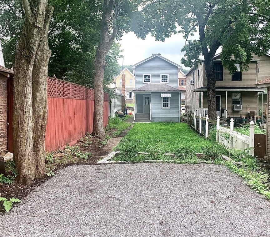 1321 4th Ave, Beaver Falls PA  15010-4247 exterior