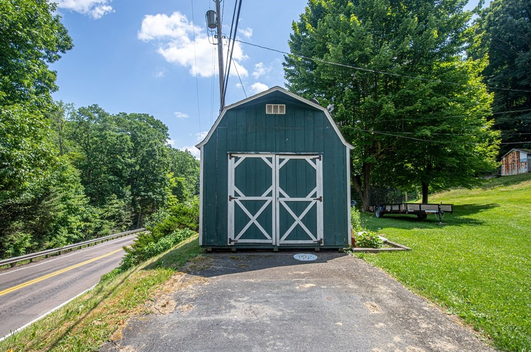 611 Mae West Rd, Listonburg, PA 15424