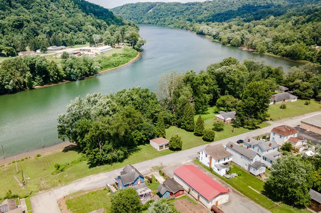 37 Water St, Point Marion, PA 15474-1260