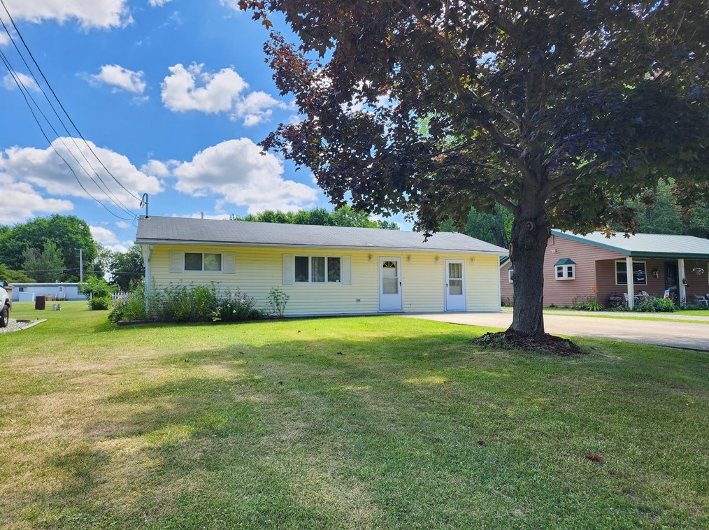 10622 N Maple Dr, Linesville, PA 16424