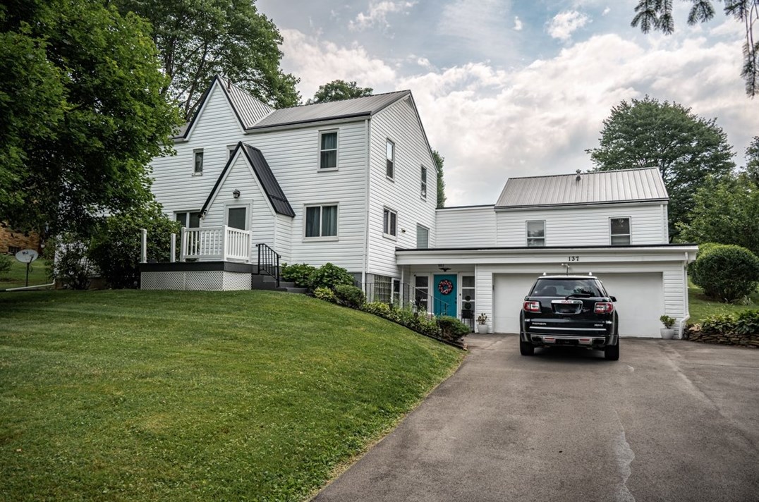 137 Naugle Rd, Beaver Falls, PA 15010