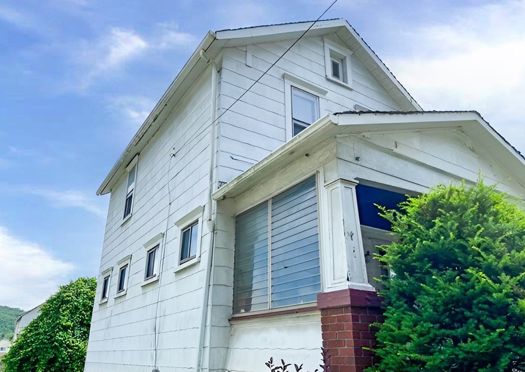 217 Quay St, East Vandergrift, PA 15629