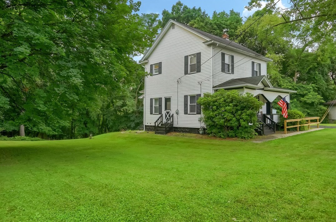 148 3rd St, Ellwood City, PA 16117-2116
