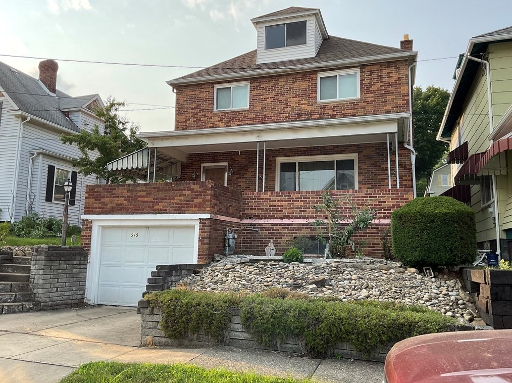915 Pearl St, Springdale, PA 15144-1319