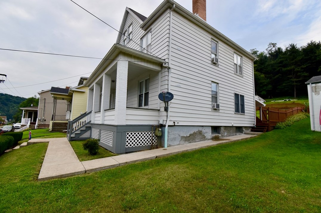 106 Stewart St, Freeport, PA 16229-1312