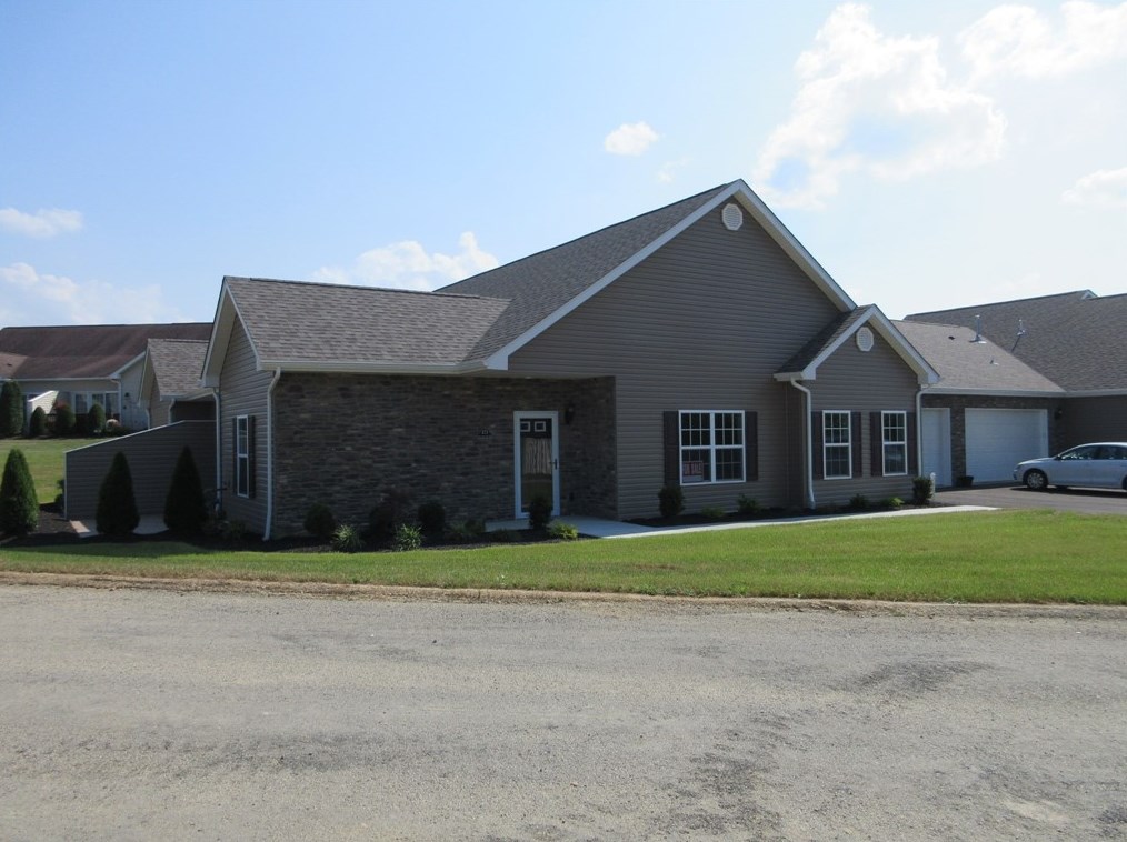 160 Clearwater Dr, Ellwood City, PA 16117