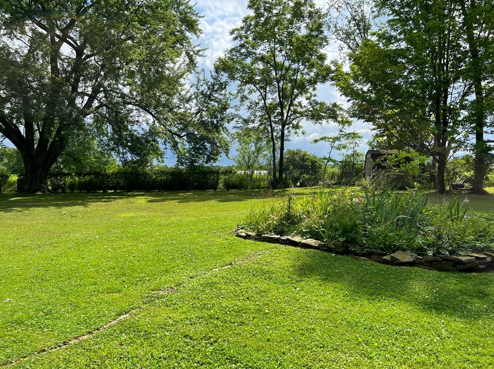 222 Liberty Rd, Grove City, PA 16127-3710
