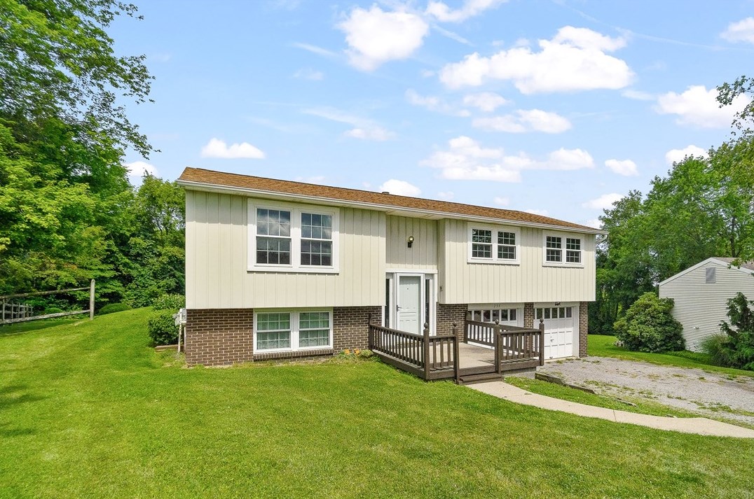 233 Oberlin Dr, Butler, PA 16001-1711
