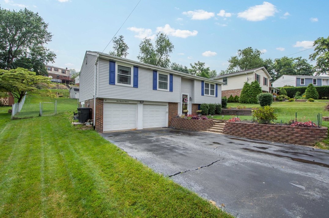 111 Shadow Ln, Moon Twp, PA 15108-1139