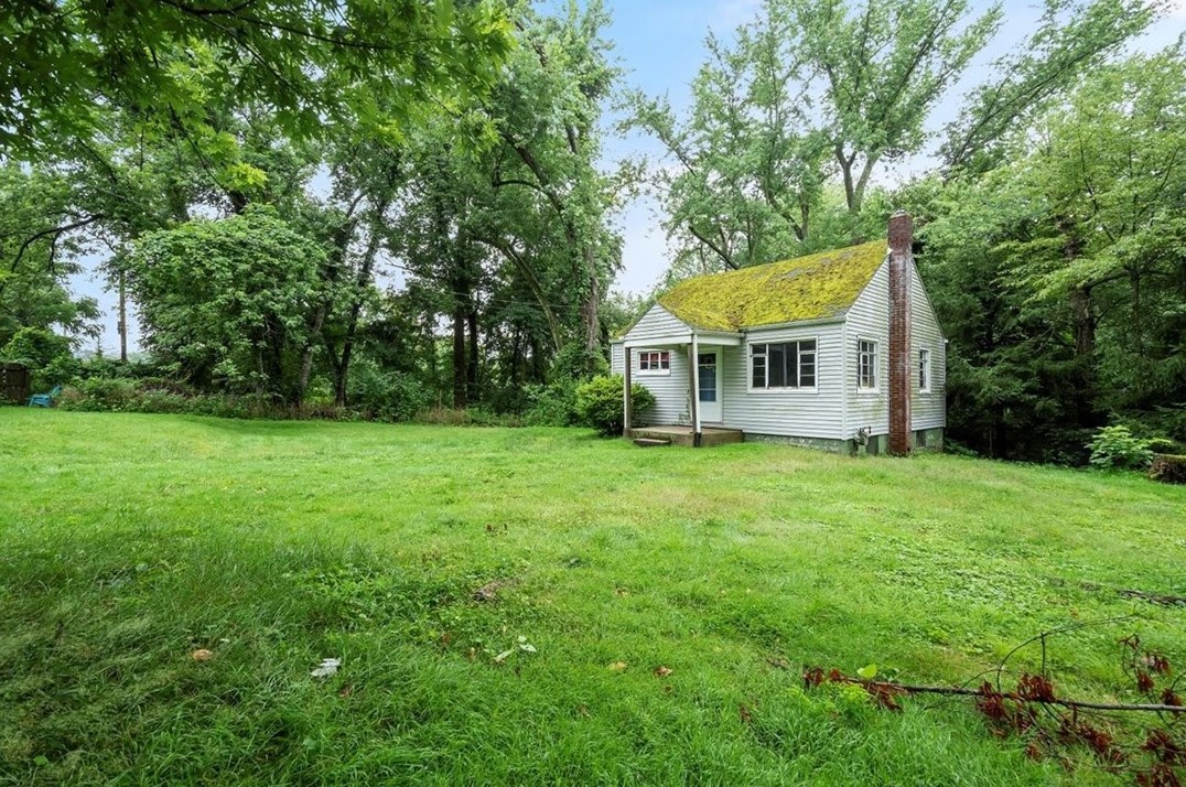 255 Foster Rd, North Versailles, PA 15137-2438