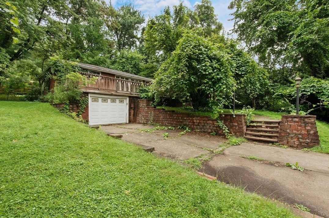 251 Foster Rd, North Versailles, PA 15137-2438