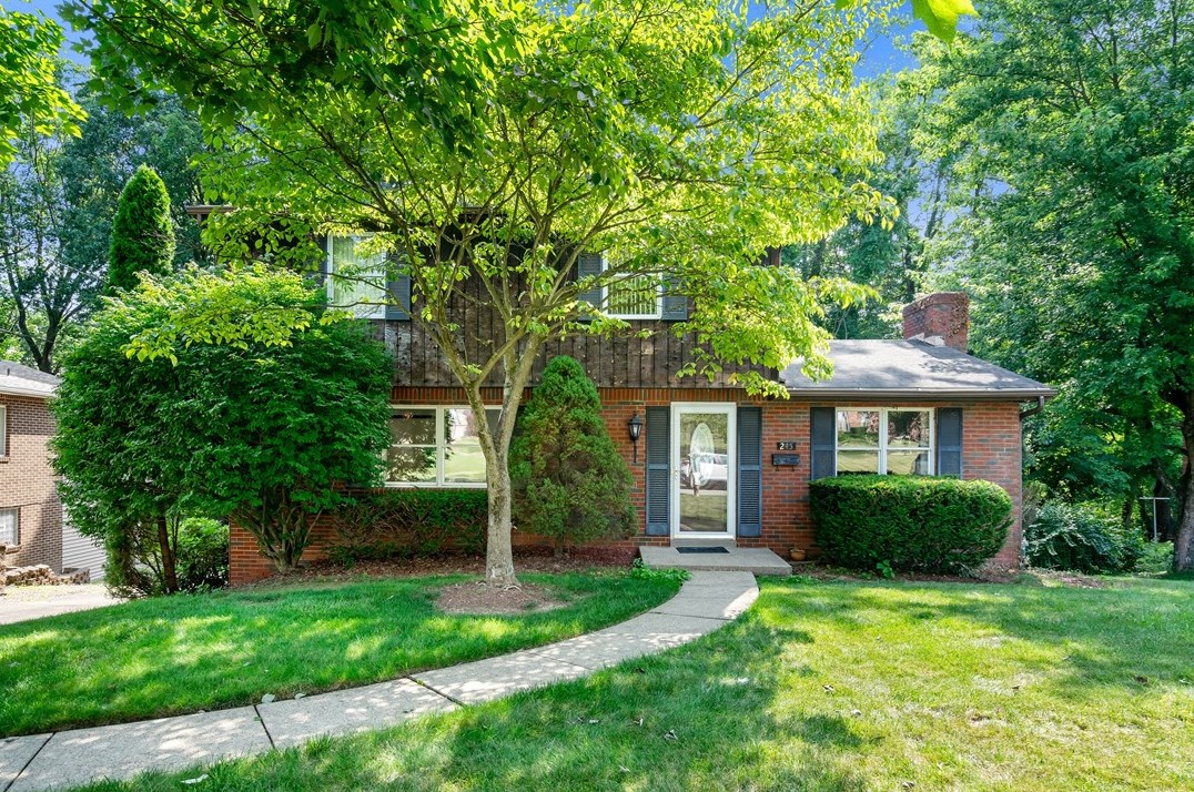 245 Deerpath Rd, New Kensington, PA 15068-4668