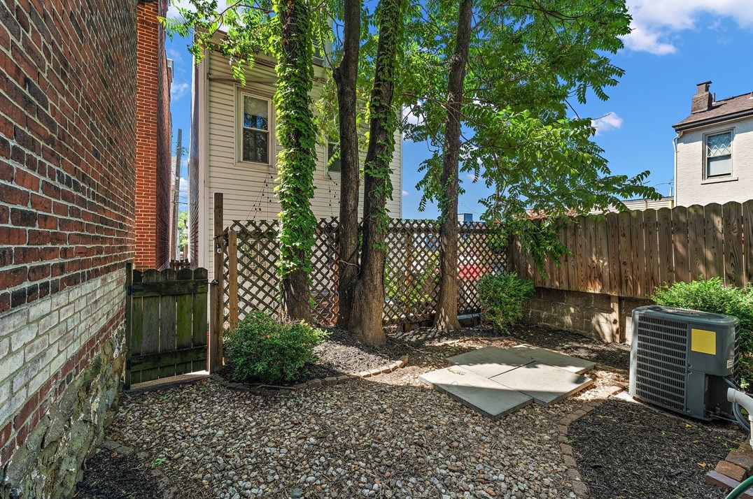 3950 Howley St, Pittsburgh PA 15224-1418 exterior