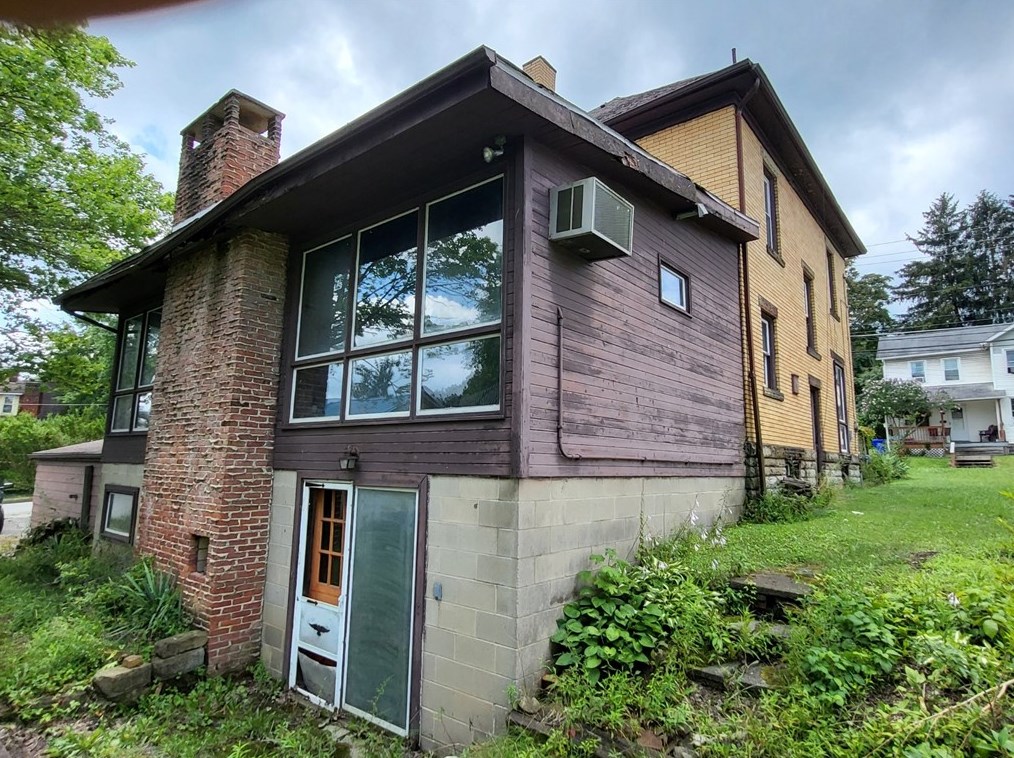 26 Clarksville St, Greenville, PA 16125