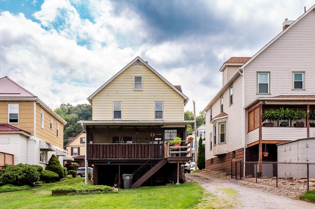 828 Crescent Ave, Ellwood City, PA 16117-1922
