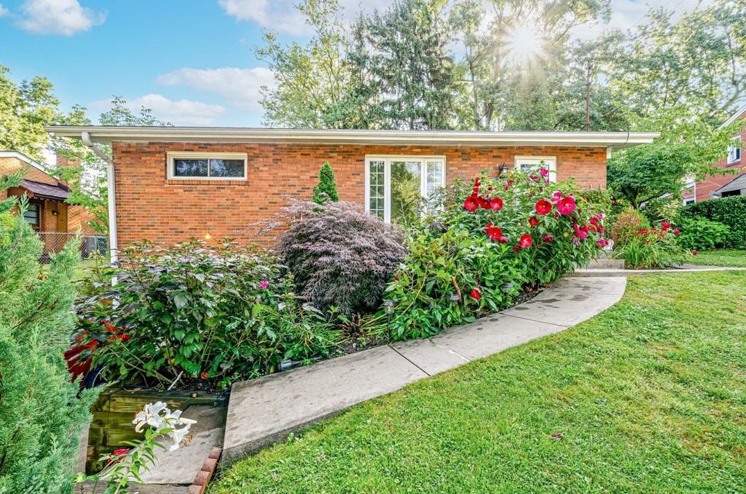 212 Sunset Dr, Monroeville, PA 15146-1728