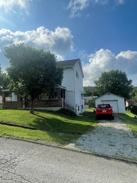 1011 Broadway St, Leisenring, PA 15455-1101