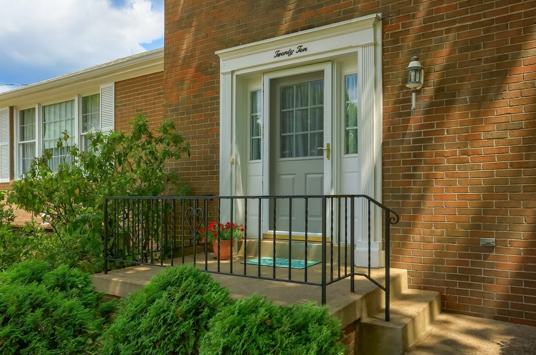 2010 Menold Dr, Allison Park, PA 15101-2838