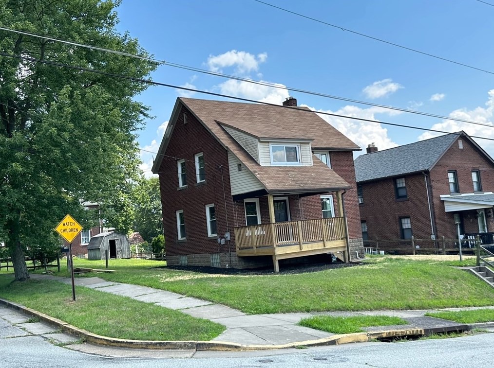 428 Washington St, Springdale, PA 15144-1186