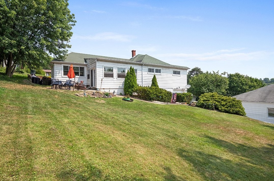 6 Franklin Ave, North Huntingdon, PA 15642
