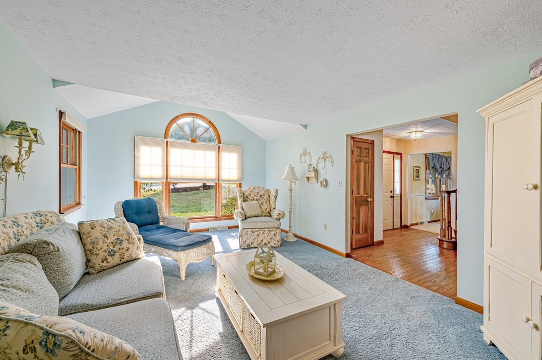 300 Crabapple Dr, Washington PA 15301-9571 exterior