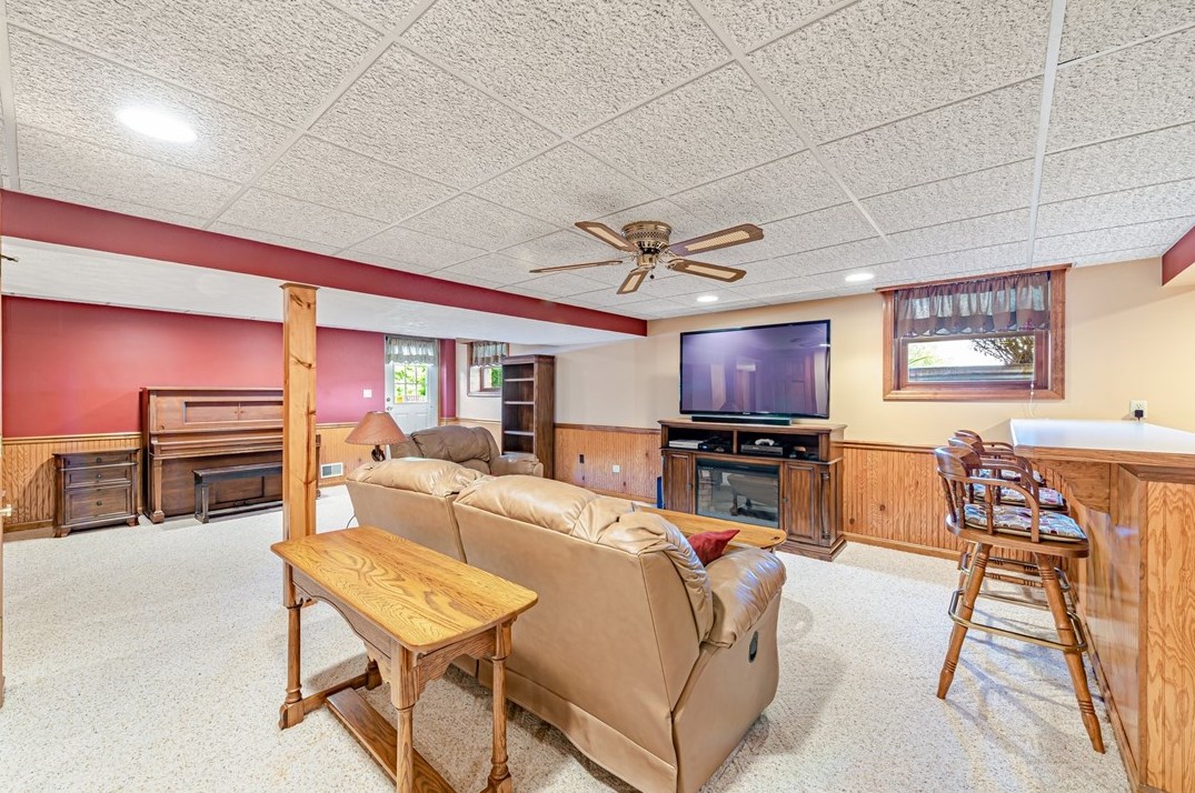 300 Crabapple Dr, Washington PA 15301-9571 exterior