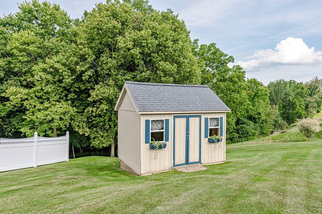 300 Crabapple Dr, Washington PA 15301-9571 exterior