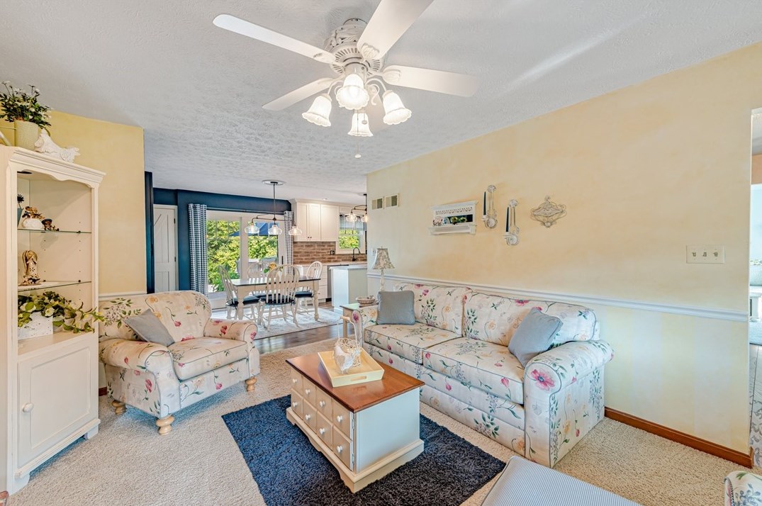 300 Crabapple Dr, Washington PA 15301-9571 exterior