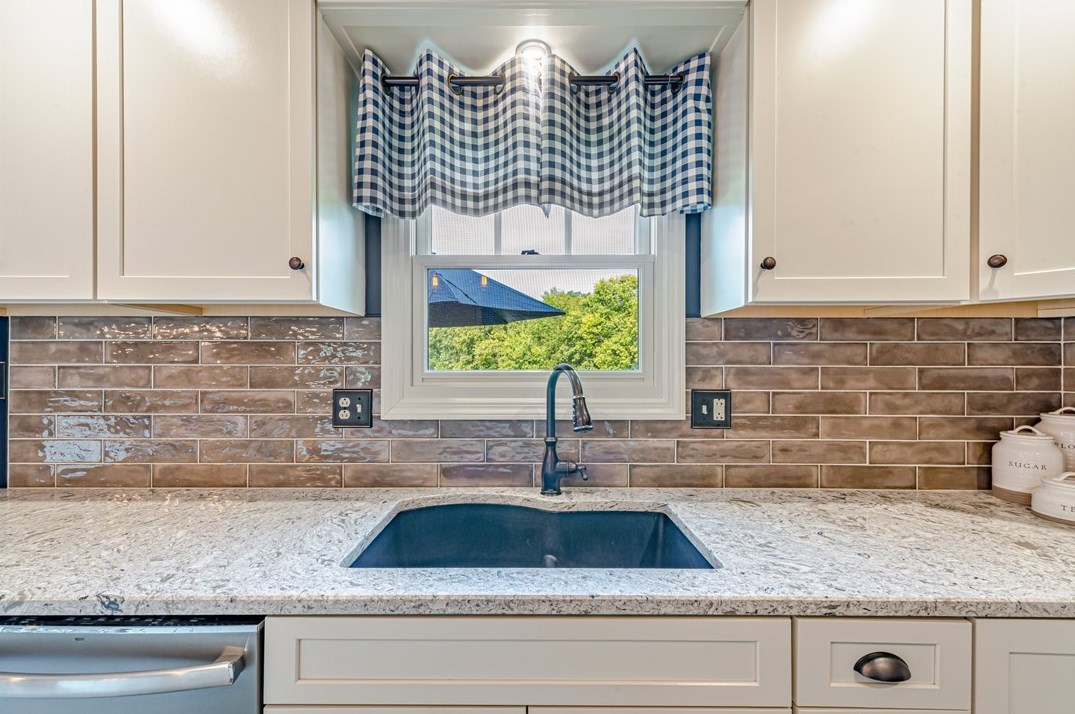 300 Crabapple Dr, Washington PA 15301-9571 exterior