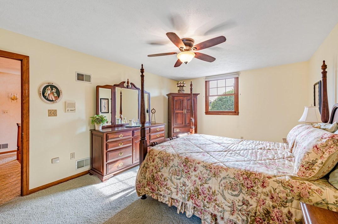 300 Crabapple Dr, Washington PA 15301-9571 exterior