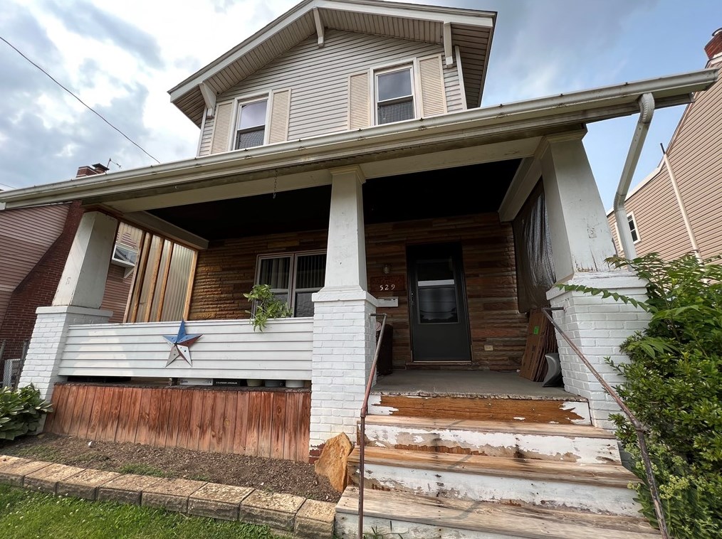529 Elwyn Ave, Springdale, PA 15144