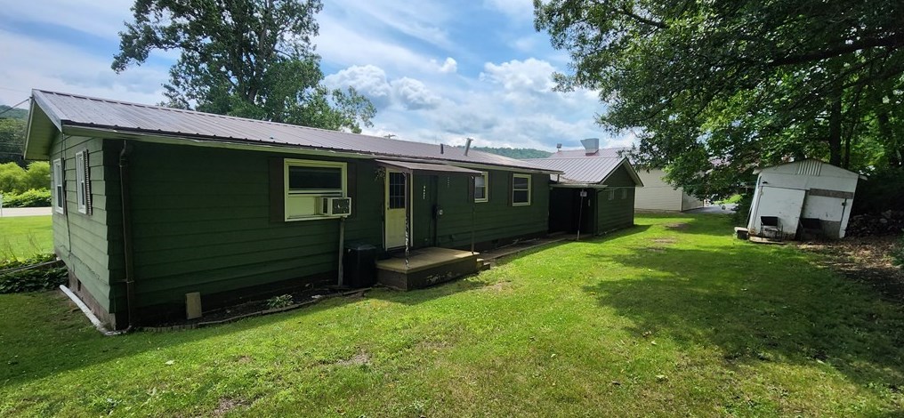 1399 Brookville St, Fairmount City, PA 16224-1101