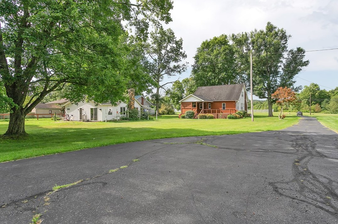 229 Country Club Dr, Ellwood City PA  16117-5007 exterior