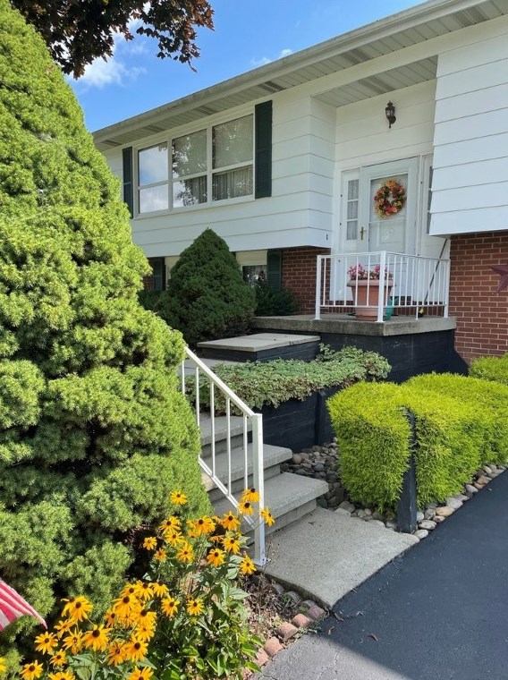 77 Jeffrey St, Indiana, PA 15701-2322