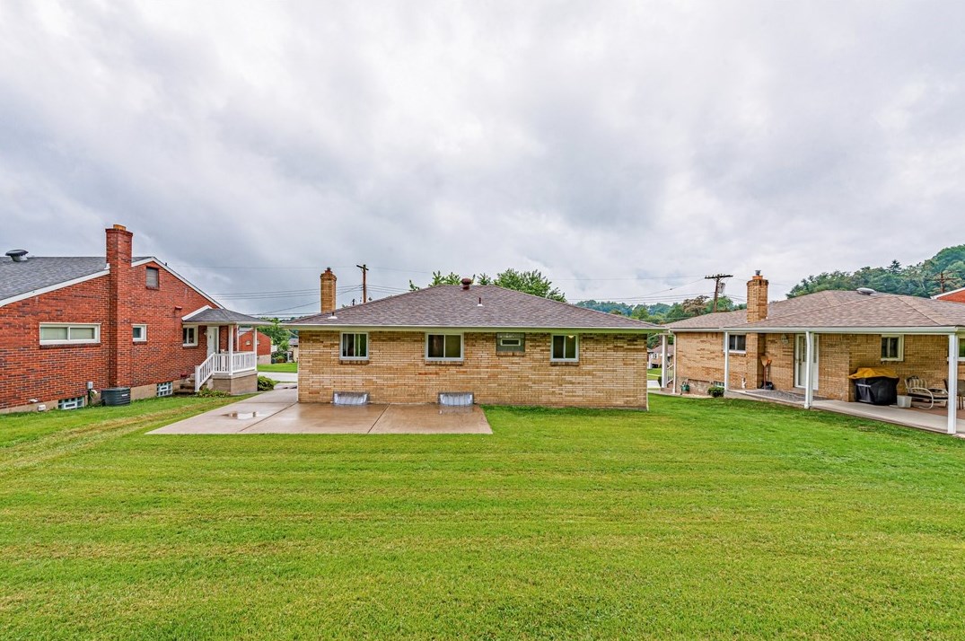976 Diane Dr, North Versailles, PA 15137-2435