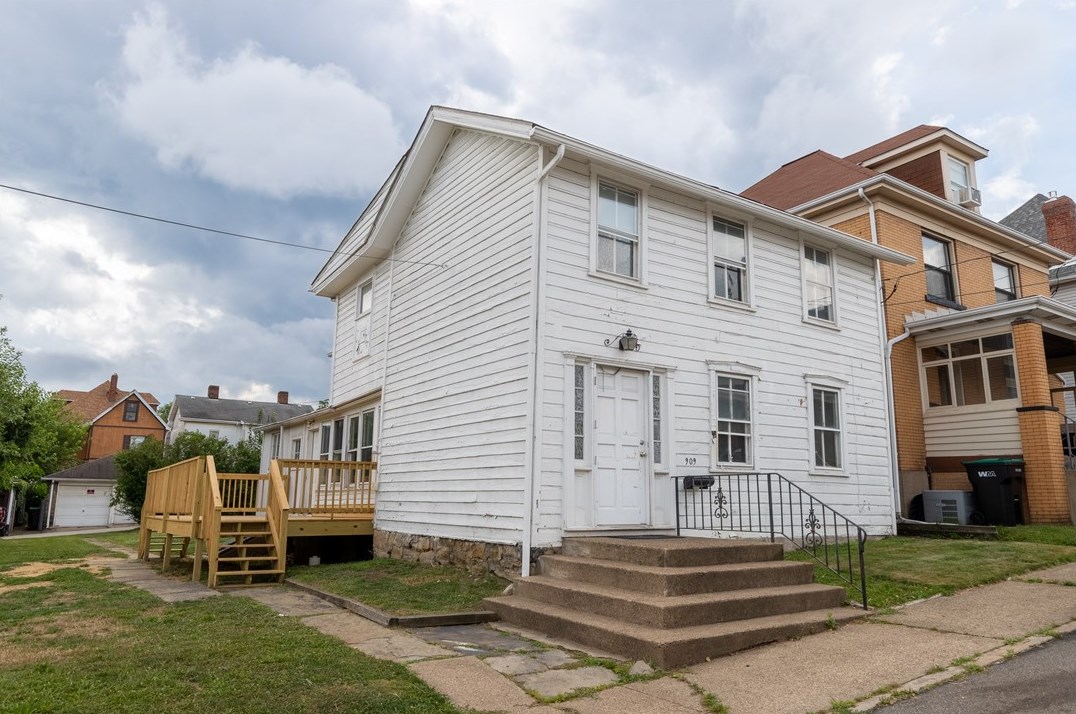 909 Dickey St, Tarentum, PA 15084