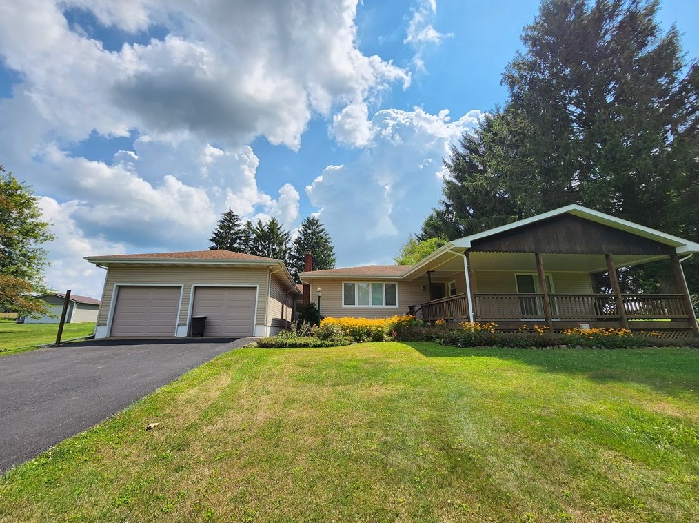 121 Latonka Dr, Mercer, PA 16137-9361