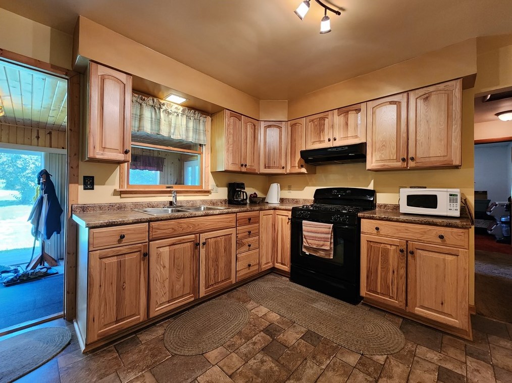 121 Latonka Dr, Mercer PA  16137-9361 exterior