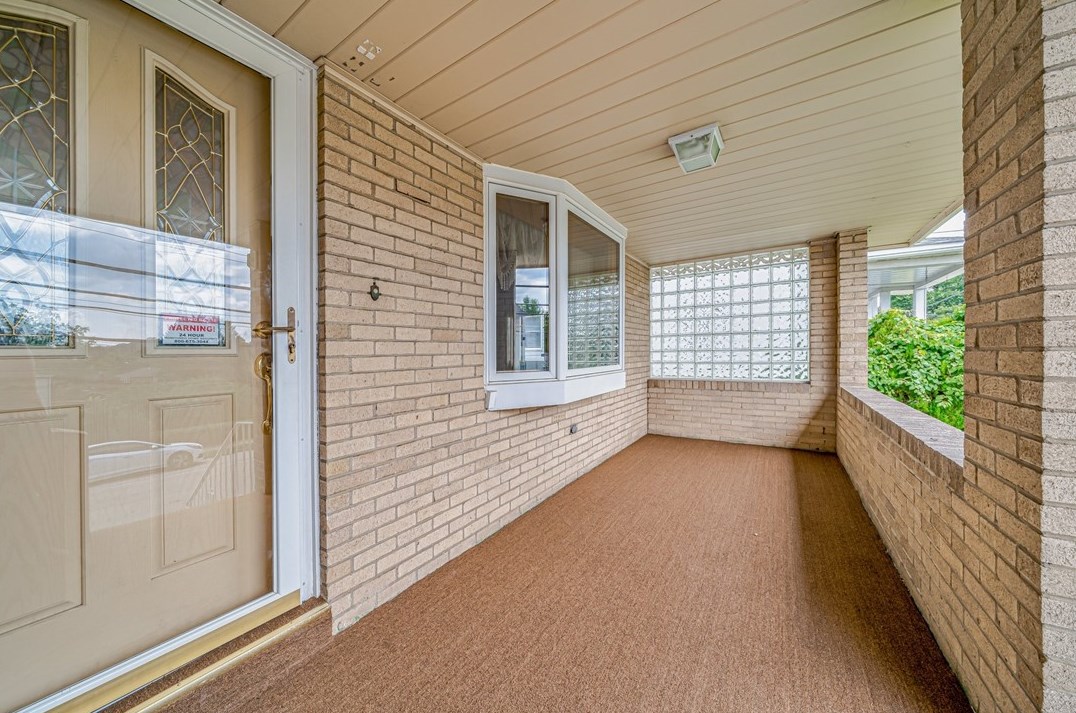 1386 Broadway St, East Mckeesport, PA 15035-1610